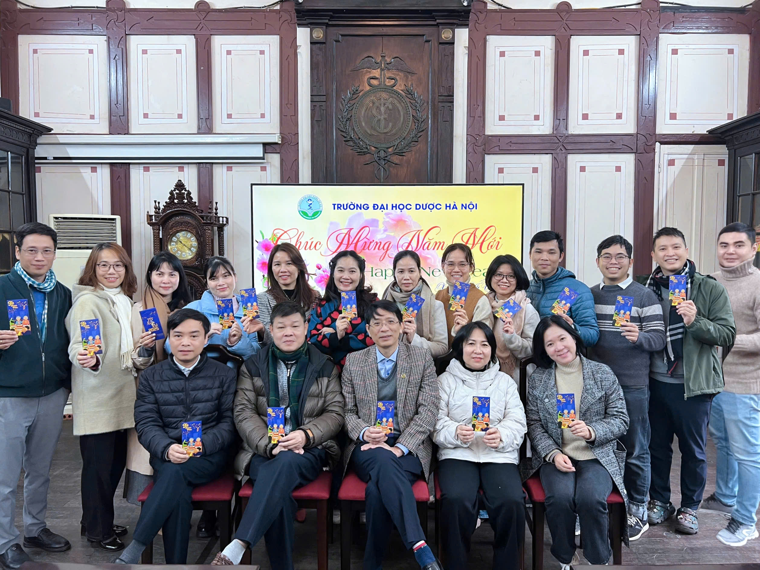 Tập thể cán bộ Khoa chụp ảnh lưu niệm